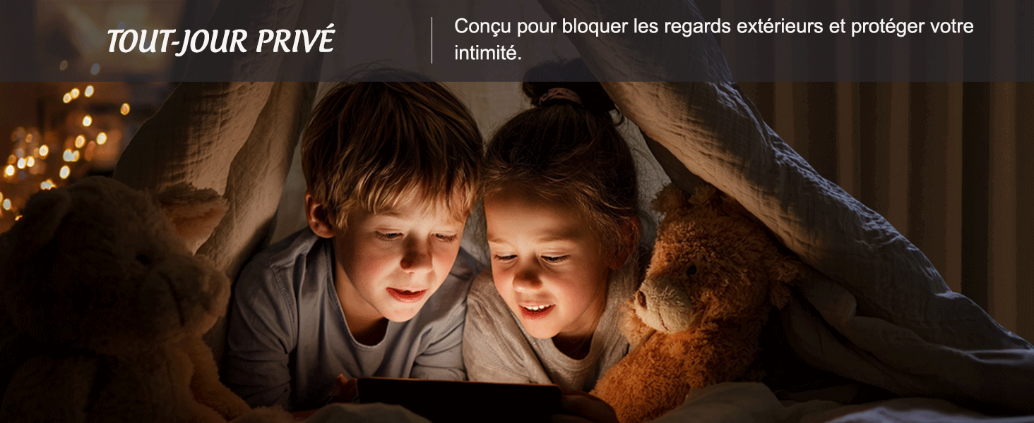 Le texte se lit comme suit : « TOUT POUR PRIVÉ ». Cadre atmosphérique sombre avec éléments d'éclairage décoratifs visibles.
