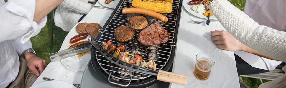 un grill avec de la viande, des légumes et de la viande en train de cuire dessus.