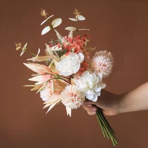 une main tenant un bouquet de fleurs