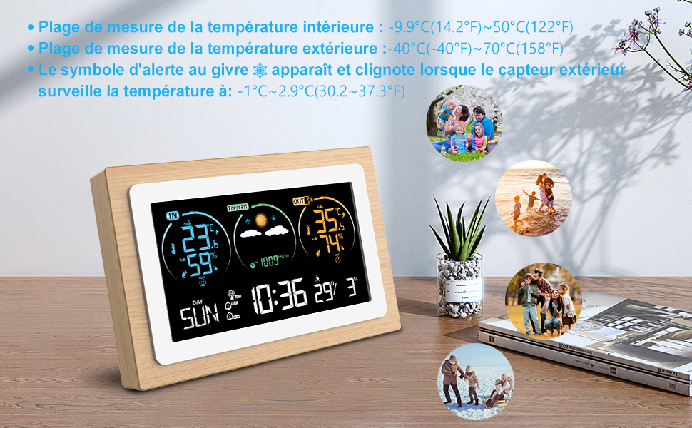 Station météo numérique avec cadre en bois affichant l'heure, la température et les icônes météorologiques. Spécifications relatives à la plage de température et aux fonctions d'alerte répertoriées ci-dessus.