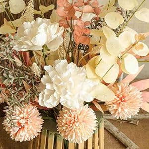 un vase de fleurs avec un bouquet de fleurs dedans.