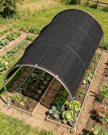 Structure d'ombrage en maille noire installée sur un lit de jardin avec des plantes en croissance, montrée sous plusieurs angles en extérieur.