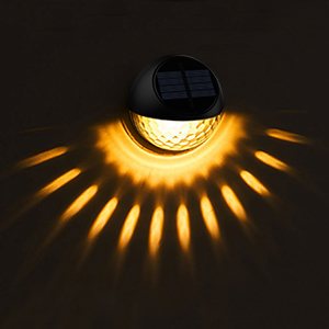 un gros plan d'une lampe sur un mur