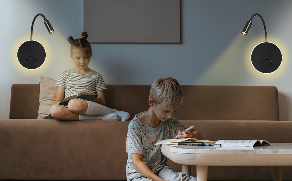 Dos lámparas de pared circulares con cuellos flexibles iluminan el ambiente de una sala de estar con un sofá marrón y una mesa de café blanca