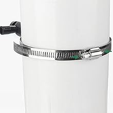 Collier de serrage en acier inoxydable avec mécanisme à vis réglable, enroulé autour d'un objet cylindrique blanc. La pince est équipée d'une bande perforée et d'une vis sans fin. <p class=
