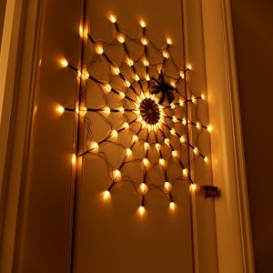 un grand luminaire circulaire accroché au mur