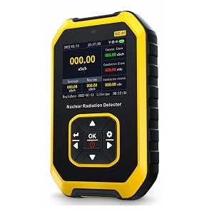 Appareil portable jaune et noir avec affichage numérique. Affiche les mesures de rayonnement et plusieurs lectures. Étiqueté comme détecteur de rayonnement nucléaire.
