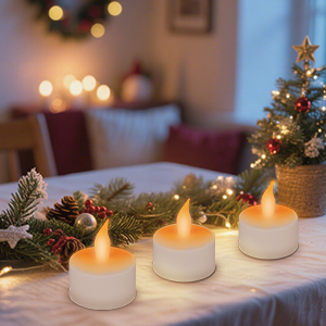 Série d'images montrant des appareils sphériques blancs illuminés dans un décor de vacances avec des décorations de Noël et un éclairage chaleureux.