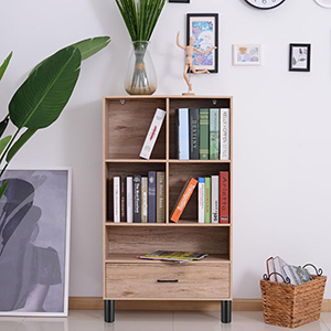 Étagère en bois avec trois Etages ouverts et un tiroir inférieur. Finition en bois clair avec pieds en métal noir Expose des livres, des objets de décoration et des plantes. data-src=