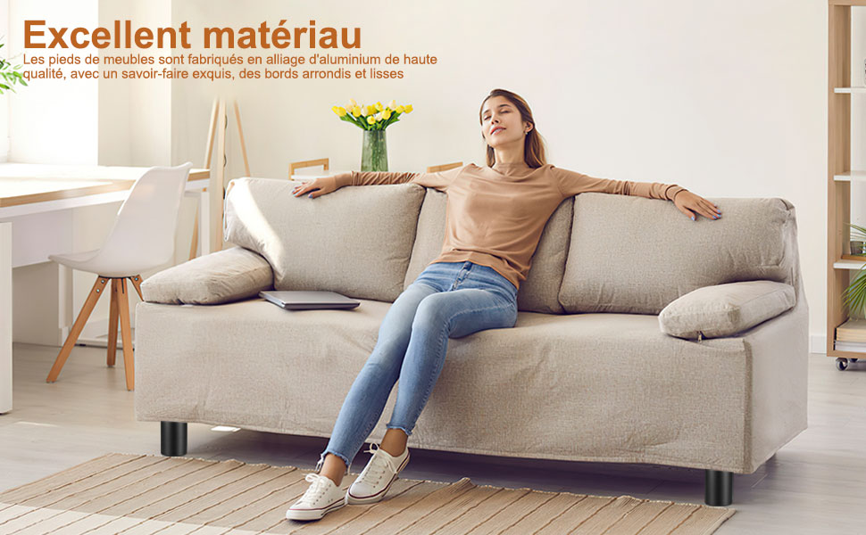 dans une pièce lumineuse. Femme se relaxant avec les bras tendus. Table d'appoint blanche, fleurs jaunes et texte soulignant la qualité du matériau visible. data-src=