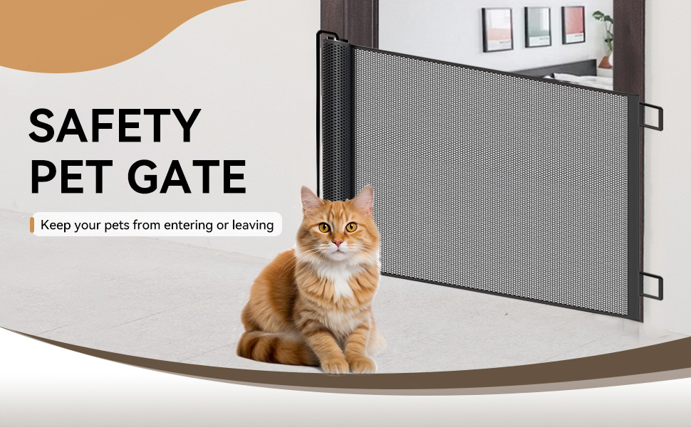 Le texte indique « PET GATE » et « SÉCURITÉ ». Série d'images montrant une barrière de sécurité pour animaux de compagnie installée dans l'embrasure d'une porte, avec des chats visibles près de la barrière.