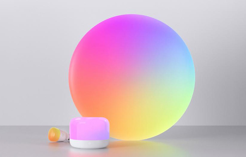 Ein Set intelligenter RGB-Lichtquellen in Kugelform.