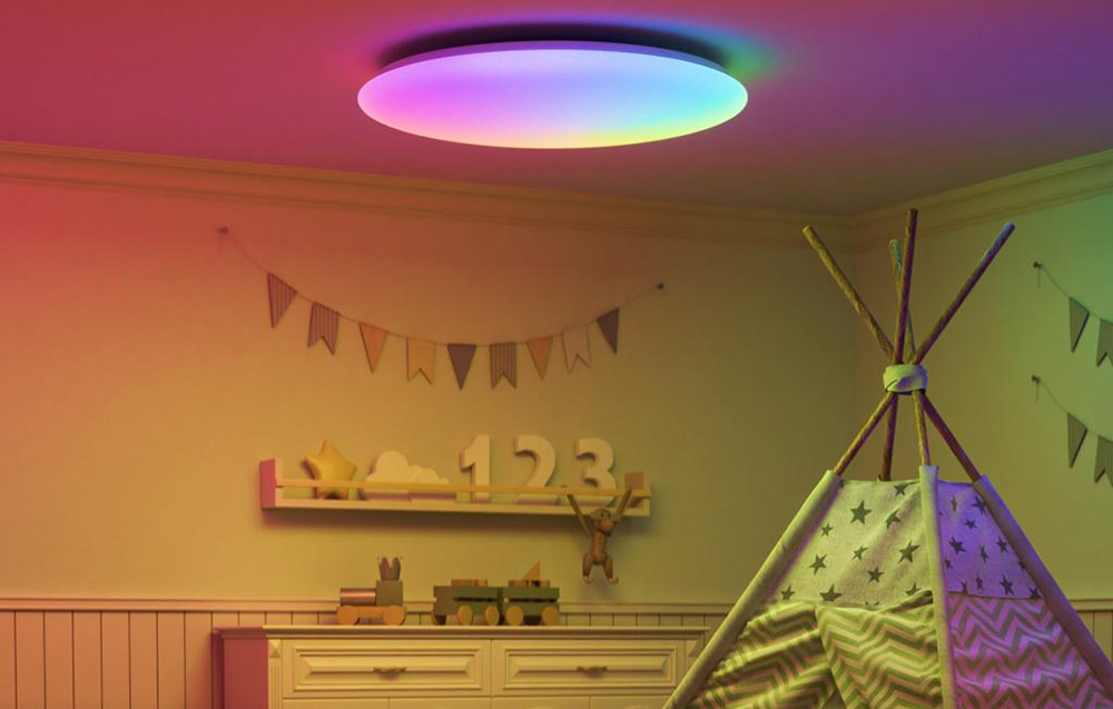 Farbenfrohe Deckenleuchte in einem Kinderzimmer mit Zelt und Dekoration.