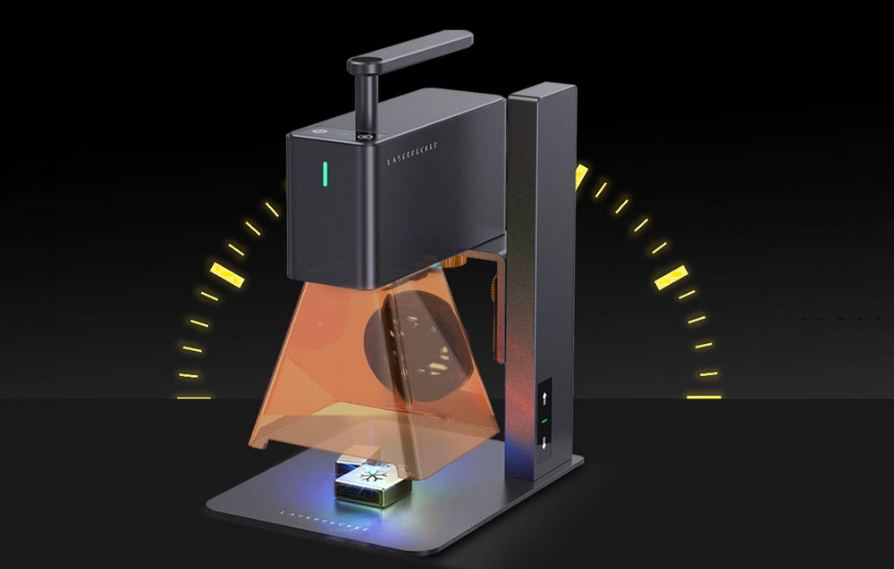 Incisore laser in funzione con il raggio laser attivo e la copertura protettiva arancione