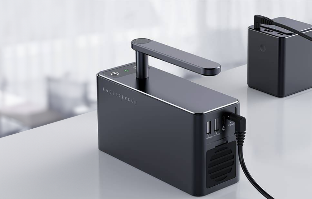 Unità di incisione laser vista da dietro, con porte USB, ventilazione e cavo di alimentazione collegato