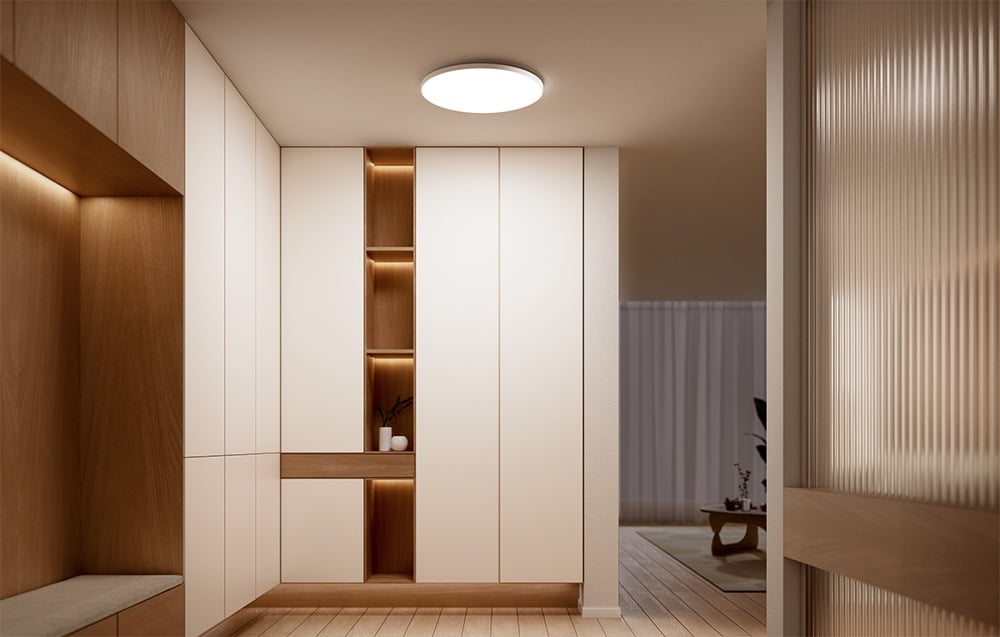 Corridoio con armadi a muro e la lampada da soffitto Yeelight Mercury C300 accesa.