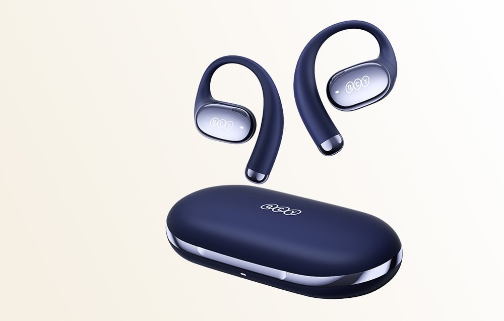 Due auricolari wireless blu con ganci per le orecchie che fluttuano sopra la custodia di ricarica ovale blu.