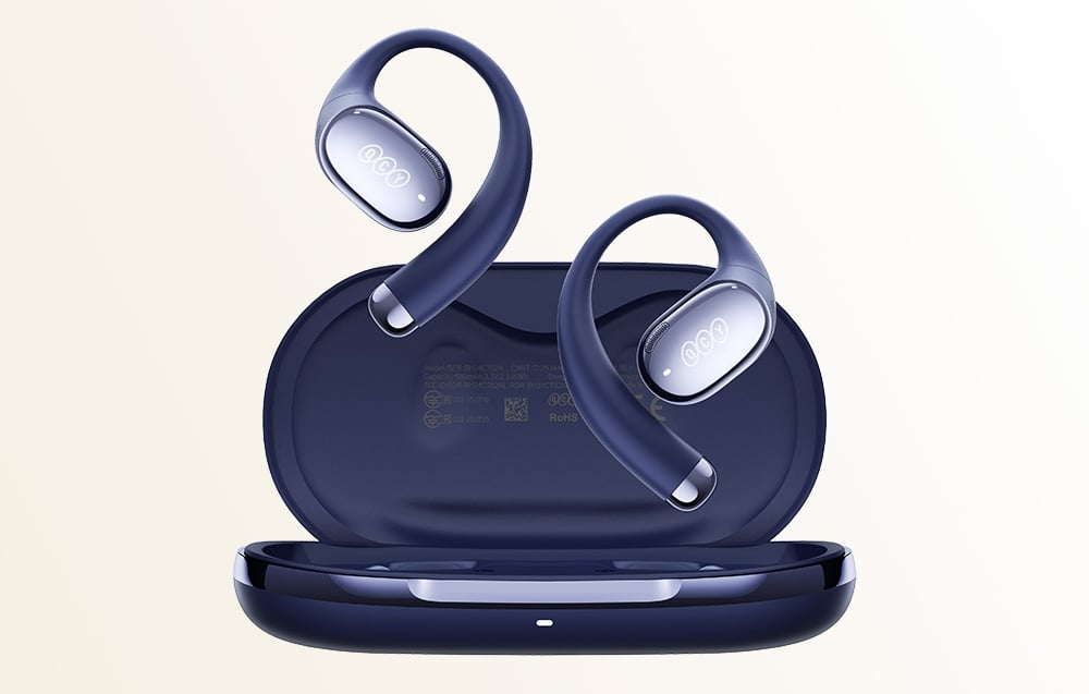 Cuffie wireless blu con ganci auricolari in una custodia di ricarica aperta, visibili su uno sfondo chiaro.