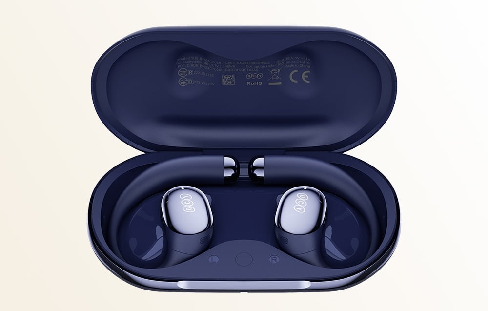 Interno della custodia di ricarica blu aperta con auricolari wireless con ganci per le orecchie, indicazioni L e R visibili