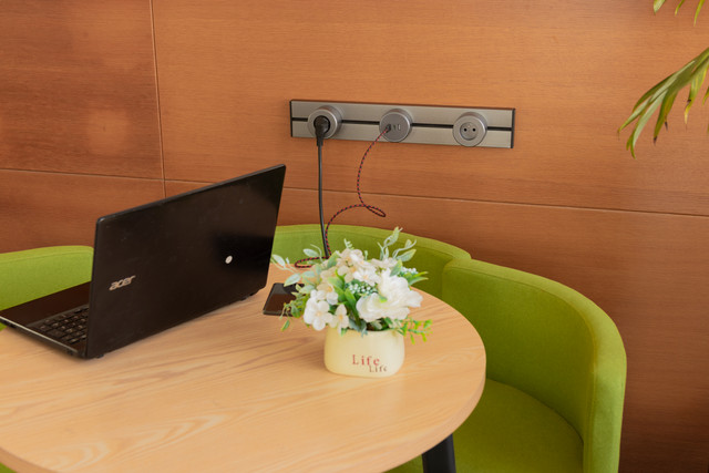 Rail électrique modulable Orium avec prises et module USB