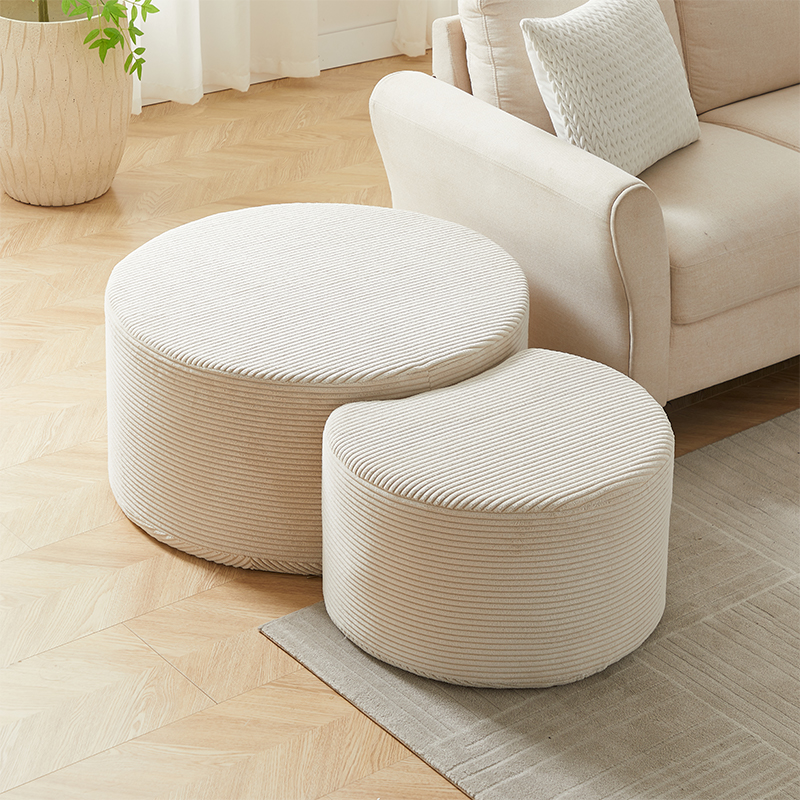 Tables utilisées comme repose-pieds et table basse café