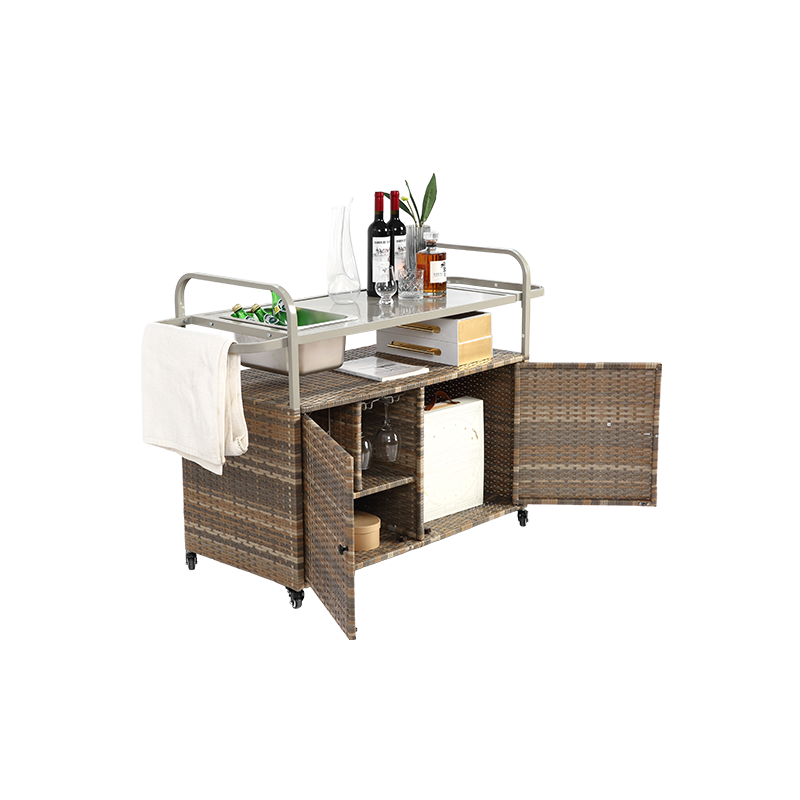 Détail roues verrouillables et structure rattan