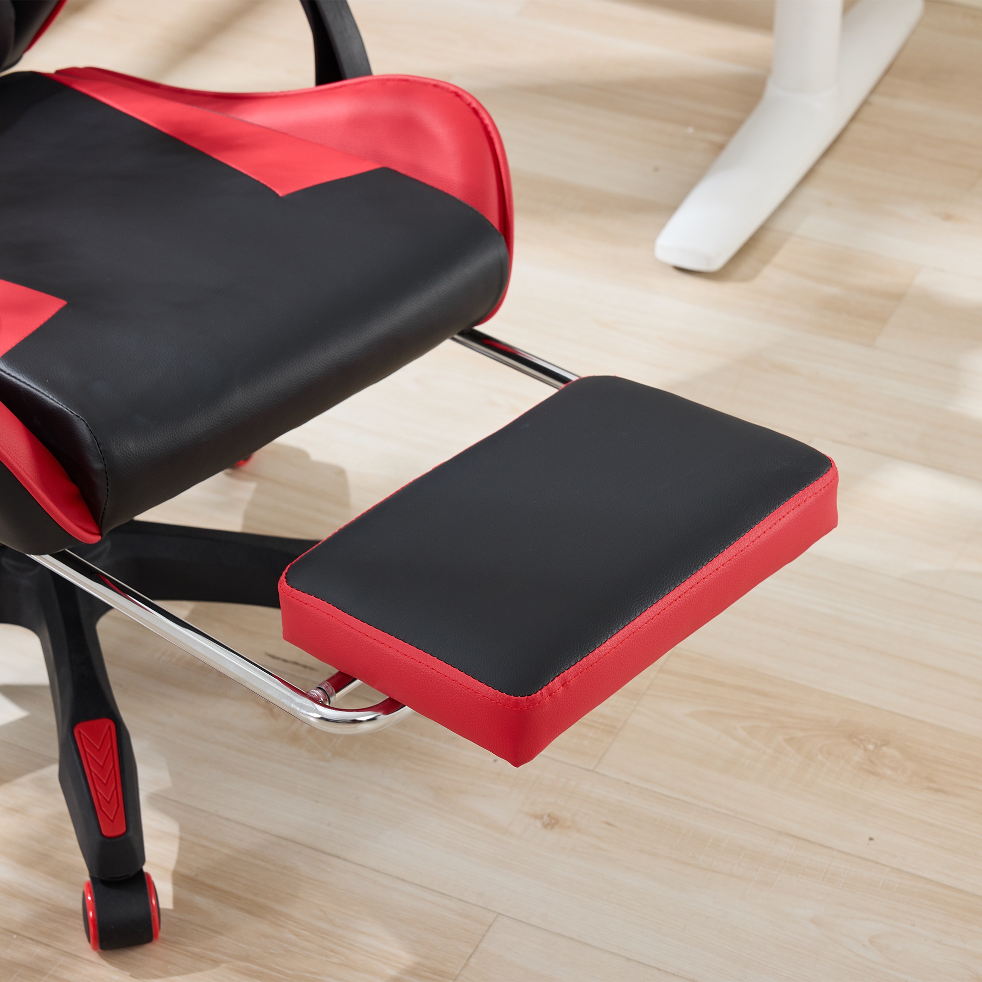 Chaise gaming noir rouge inclinée avec repose-pieds