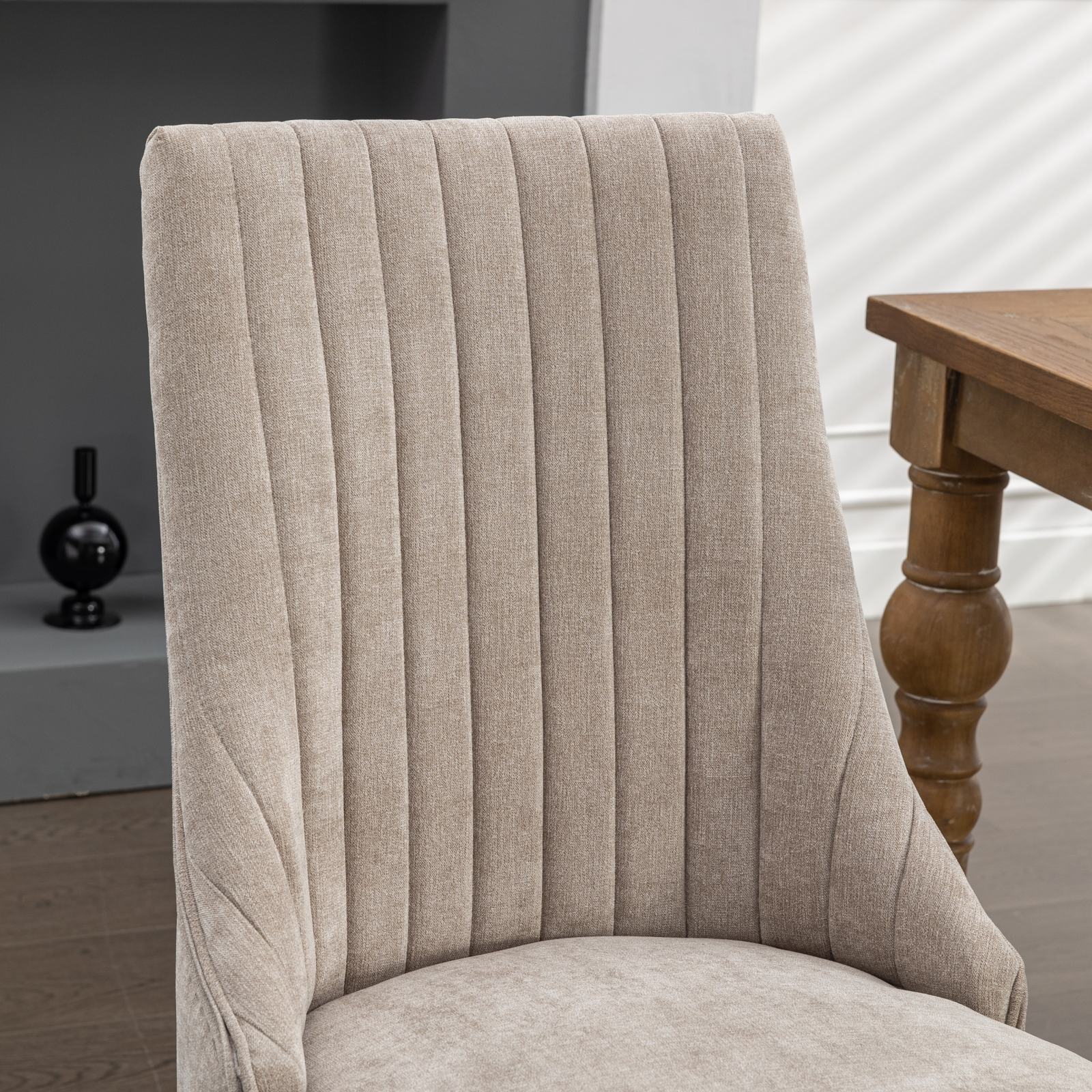 Détail capitonnage et clous décoratifs chaise beige