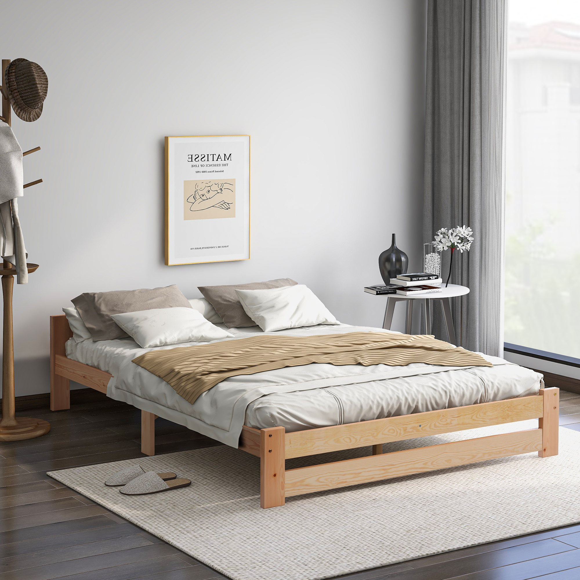 Lit futon massif placé en chambre minimaliste