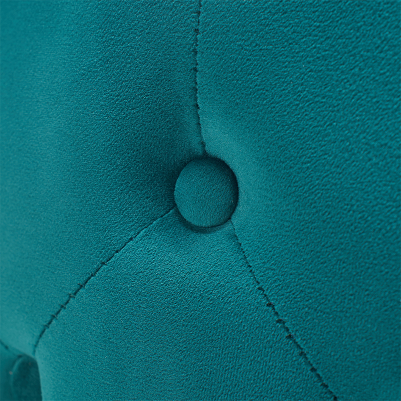 Détail poufs velours bleu avec plateau bois et pieds protecteurs