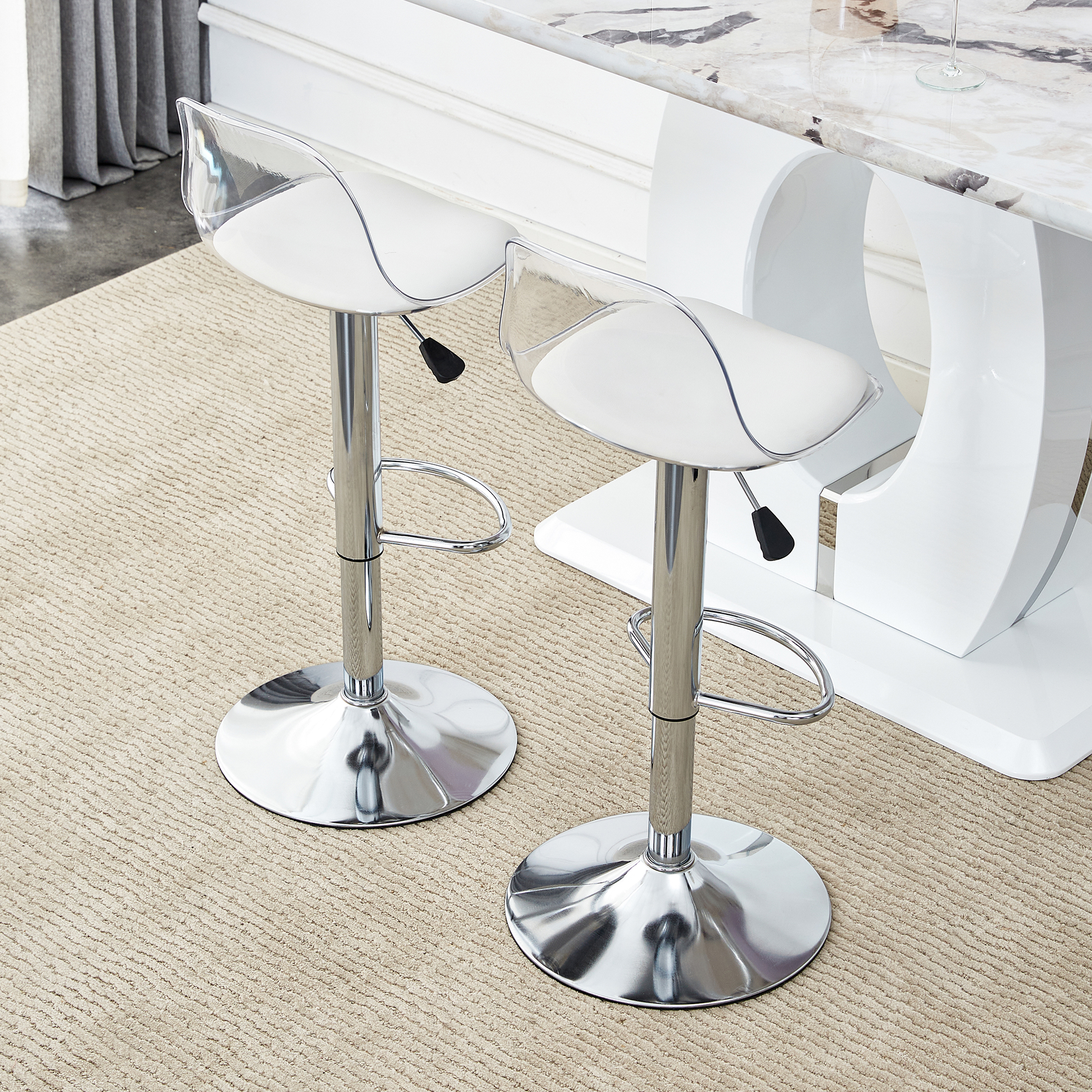 Détail dossier transparent ergonomique et repose-pieds disque