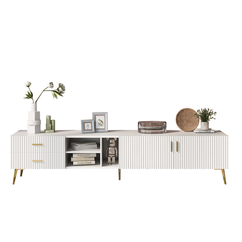 Meuble TV blanc 180 cm avec deux tiroirs, portes rainurées, rangements ouverts et pieds métalliques dorés