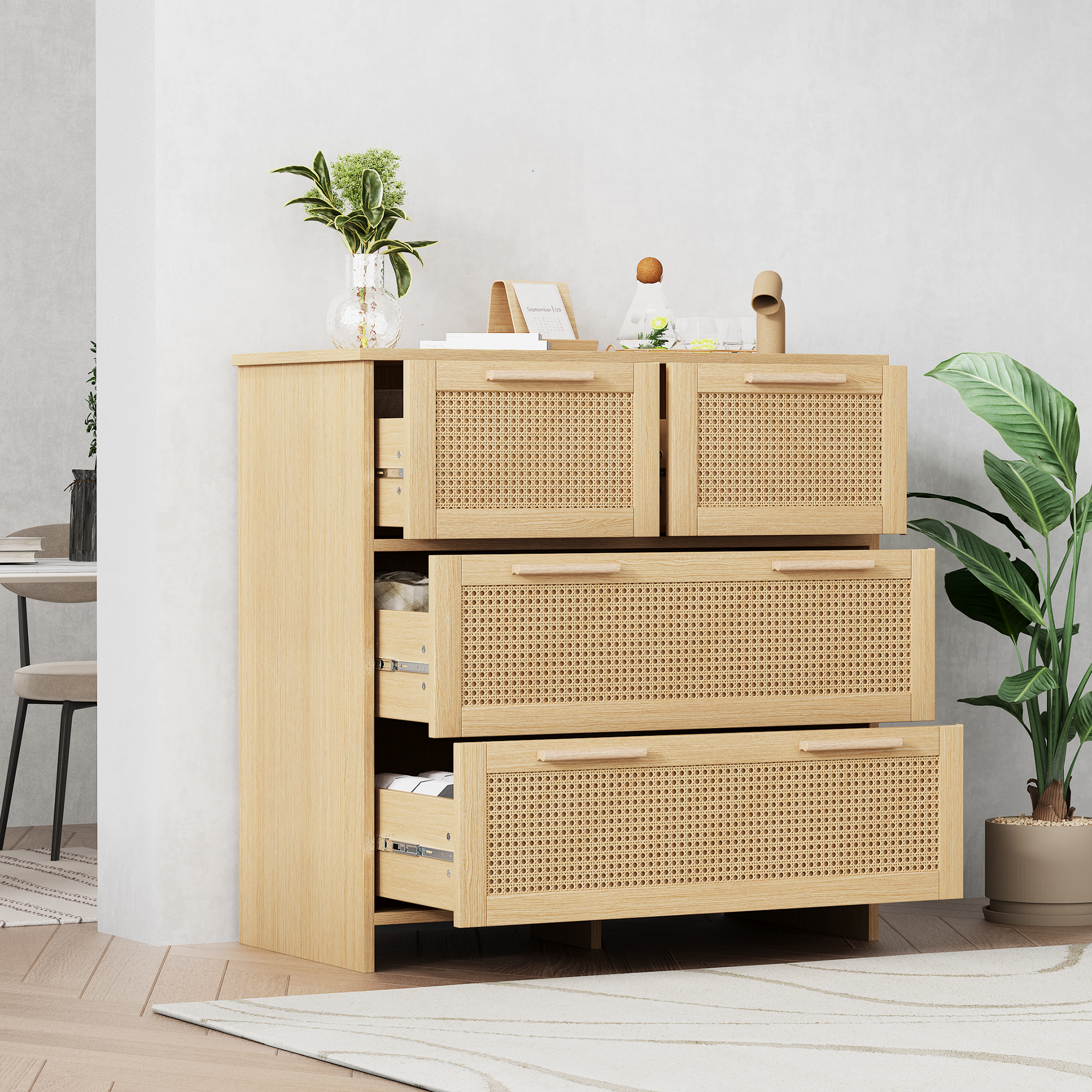 Tiroirs rattan ouverts et poignées bois massif détaillées