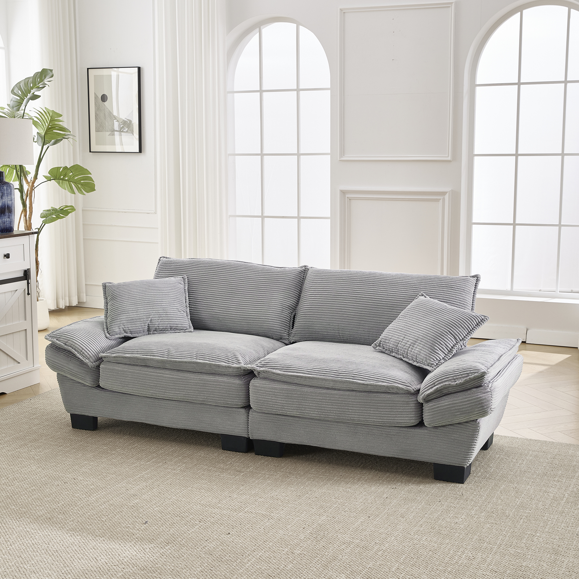 Canapé 2 places gris clair en velours avec assise profonde, coussins et accoudoirs rembourrés