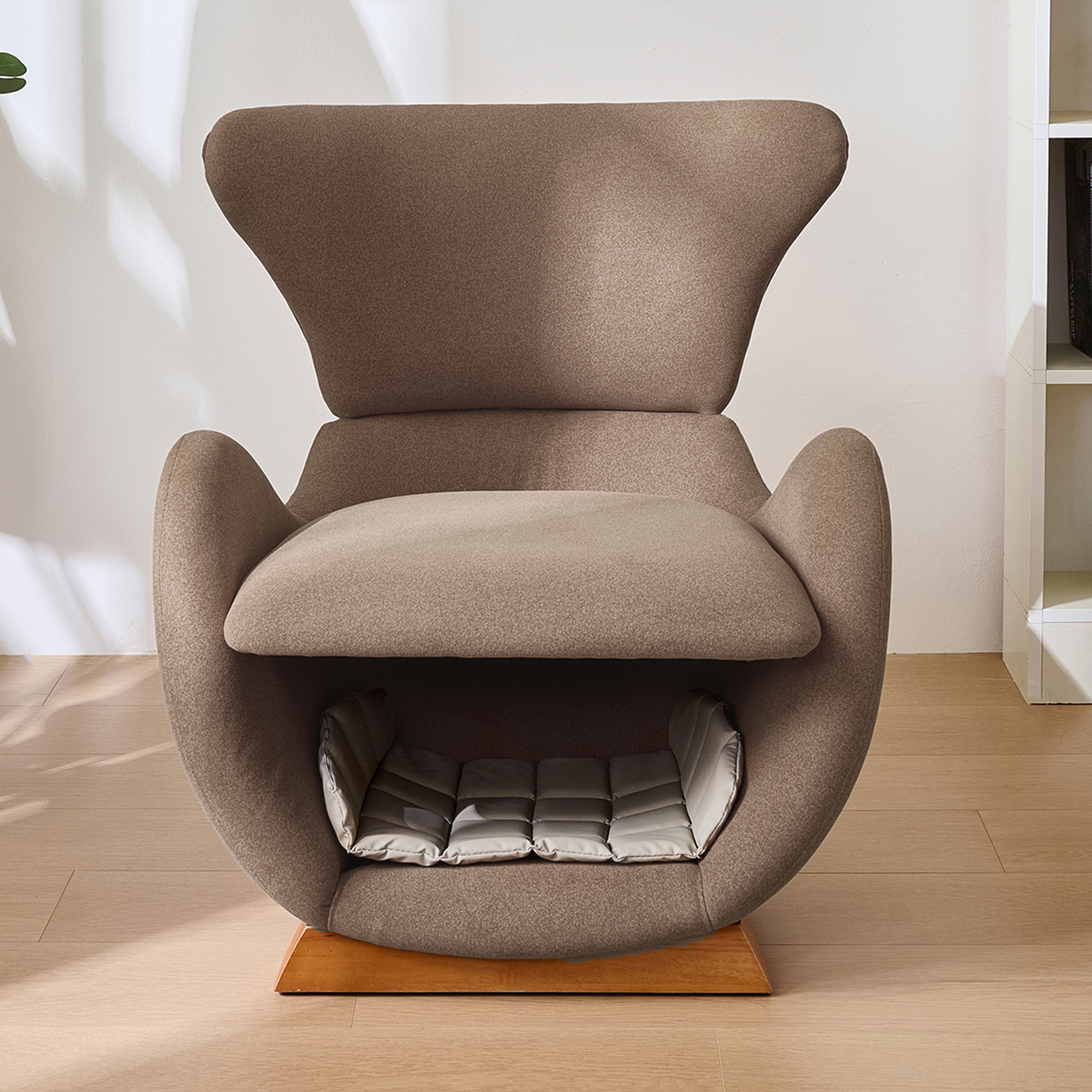 Fauteuil lounge design requin baleine gris avec chat dedans