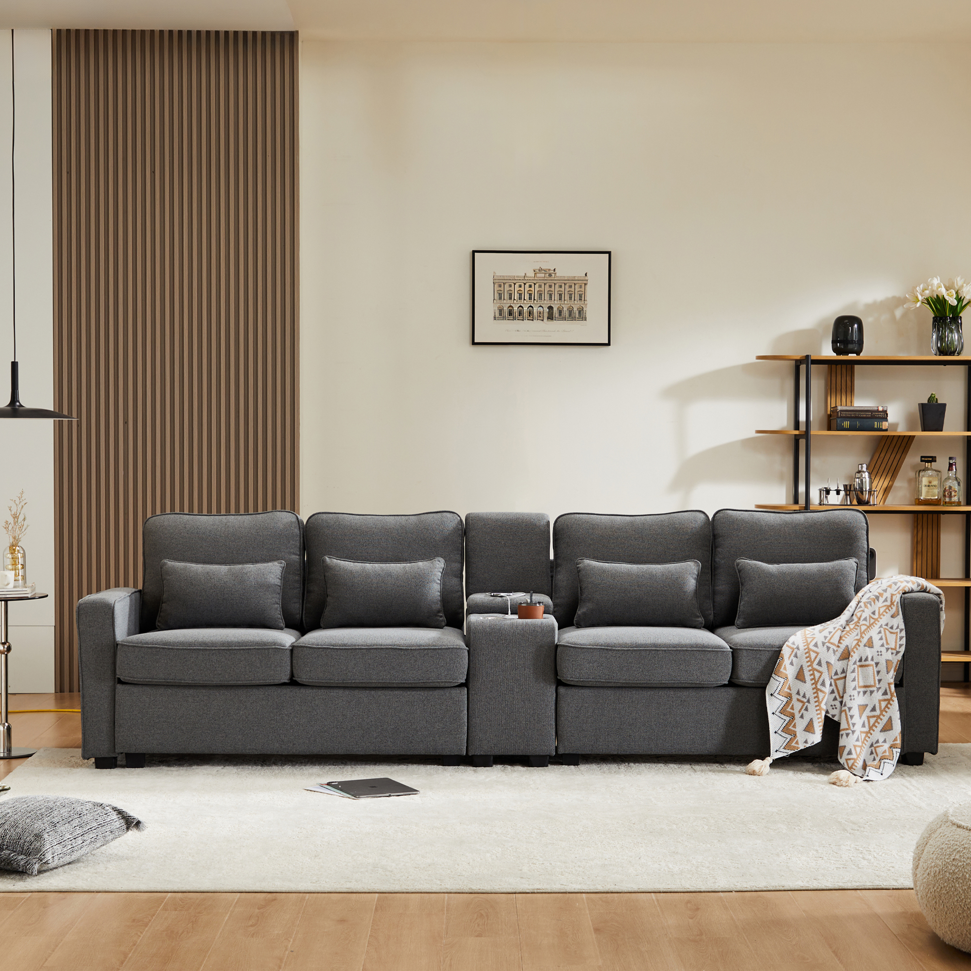 Canapé 4 places gris foncé en tissu aspect lin avec console centrale, porte-gobelets, ports USB et coussins