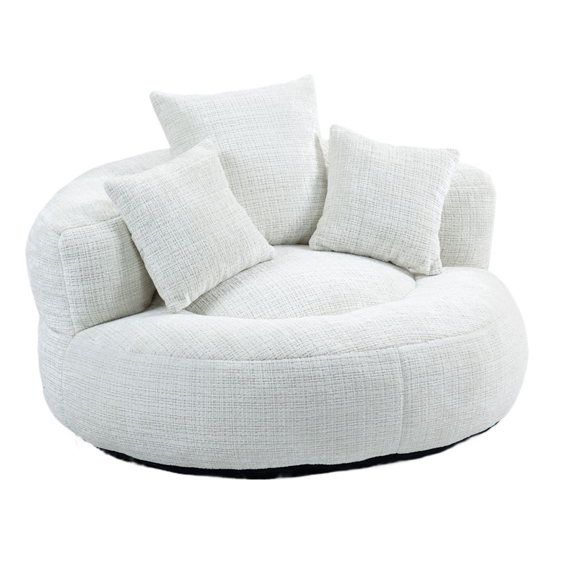 Fauteuil lounge beige en chenille avec dossier haut, accoudoirs et trois coussins