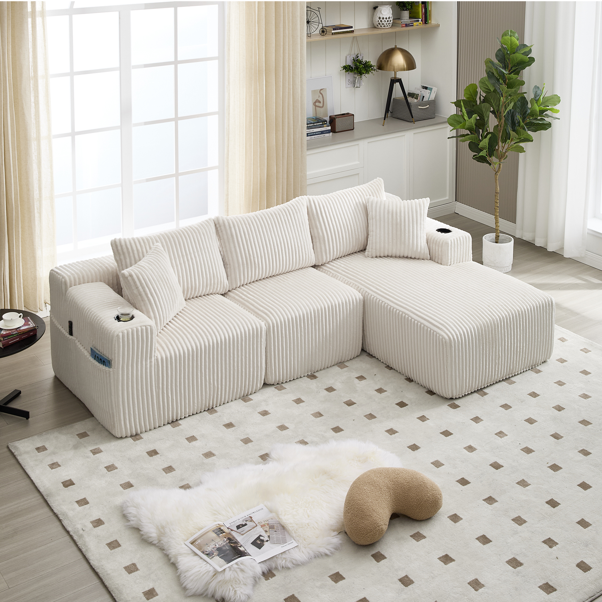 Canapé modulaire 3 places beige avec méridienne, coussins, poches latérales et porte-gobelets