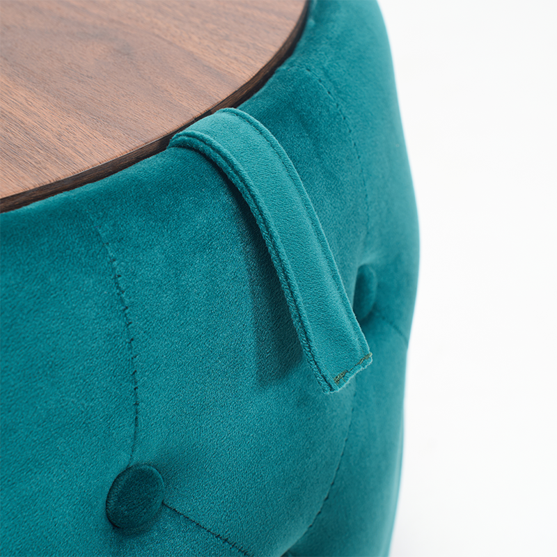 Poufs utilisés comme table basse avec plateau bois et boissons
