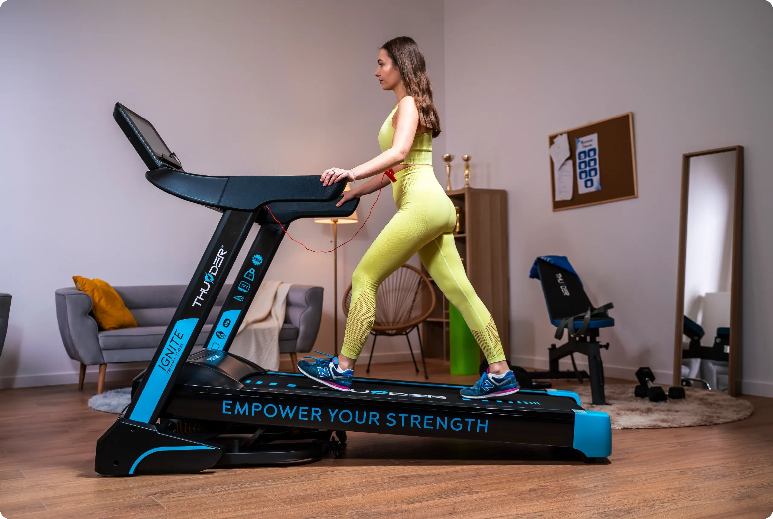 THUNDER IGNITE-S-TFT-BLACK modernes Laufband