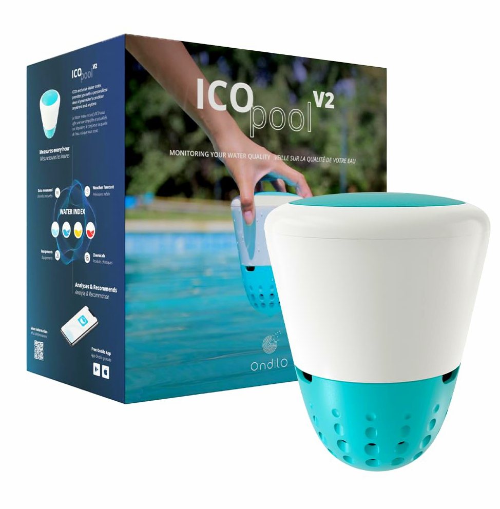 Rilevatore Ondilo ICO V2, monitoraggio parametri piscina, mano posiziona dispositivo in acqua.