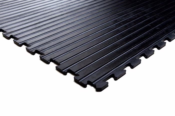 Effektive Drainage im Stall mit diesem Gummi-Bodenbelag