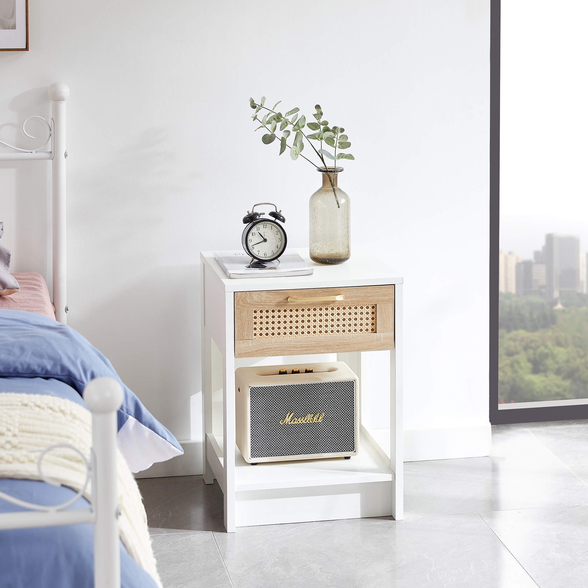 Table d'appoint rotin en usage chambre avec lampe et plante