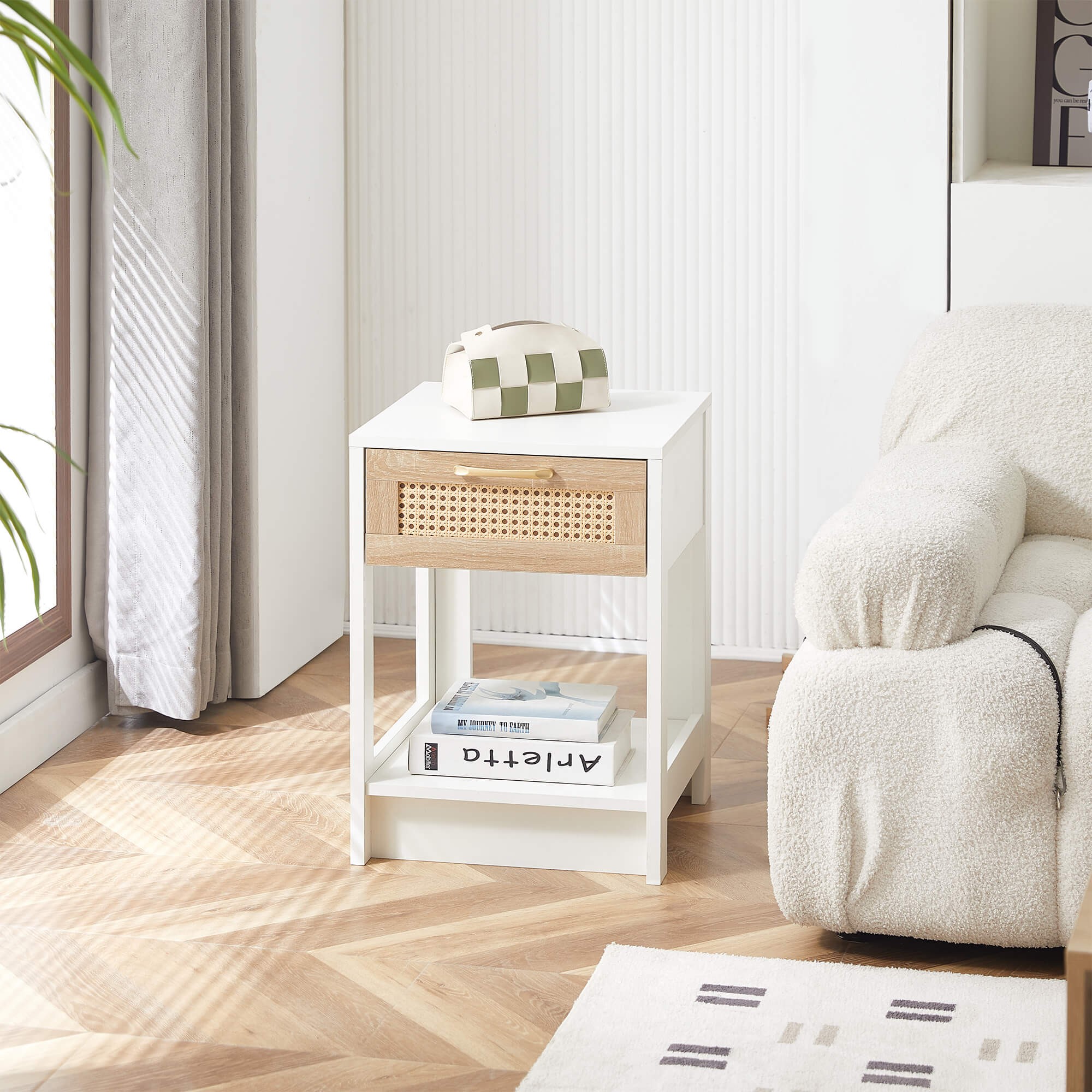 Table d'appoint blanche rotin dans salon cosy avec déco