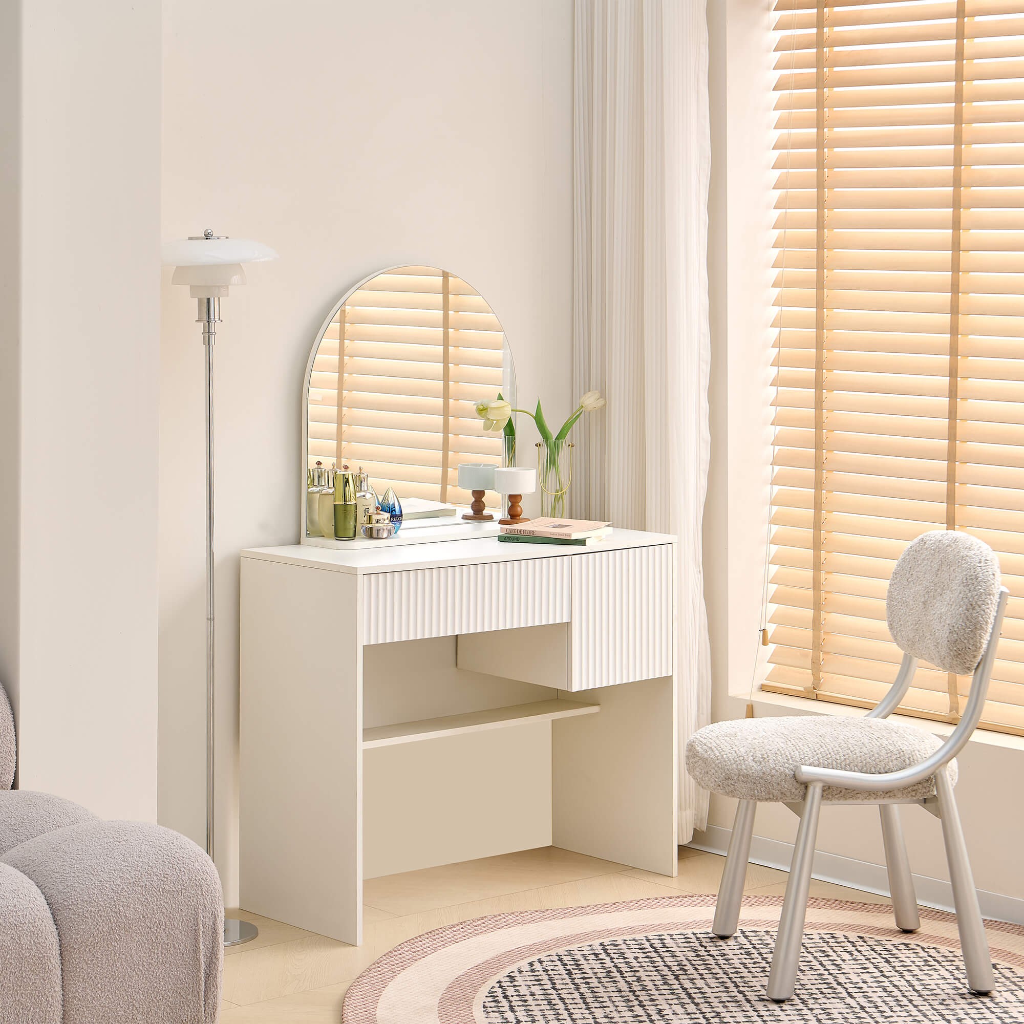 Coiffeuse blanche vue de face avec miroir et rangements