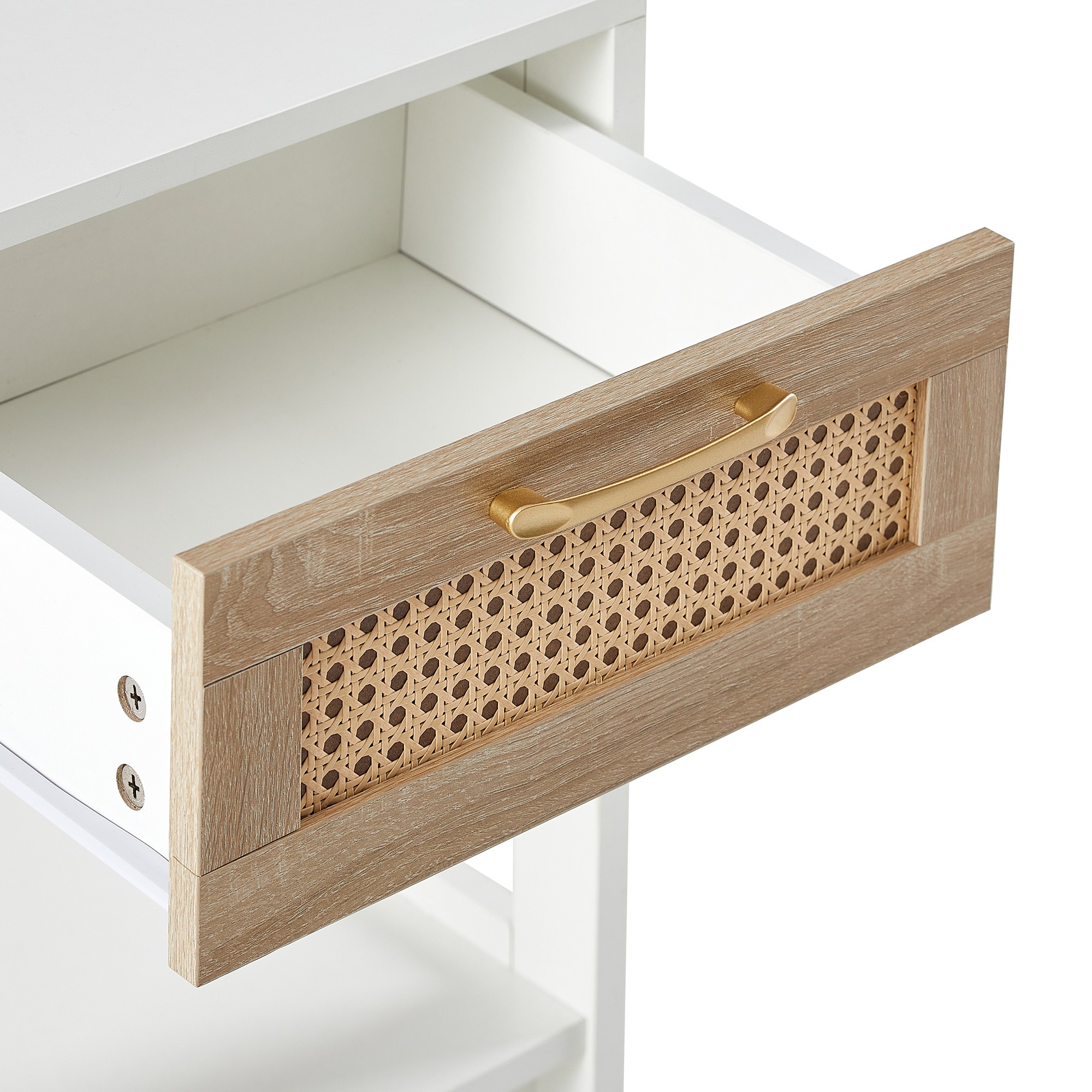 Tiroir rotin ouvert sur table d'appoint blanche