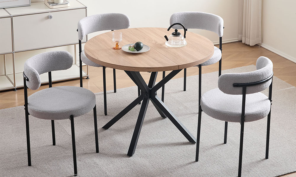 Añade un toque de color a tu decoración interior con esta silla de comedor.