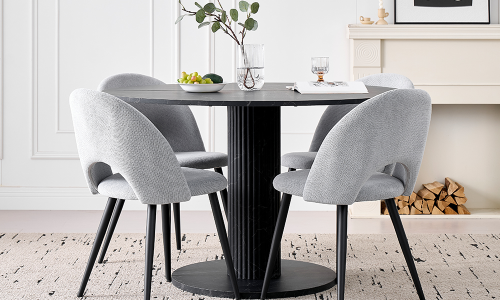 Come tavolo da pranzo, possiede un ampio piano e una tonalità di legno marmorizzato.