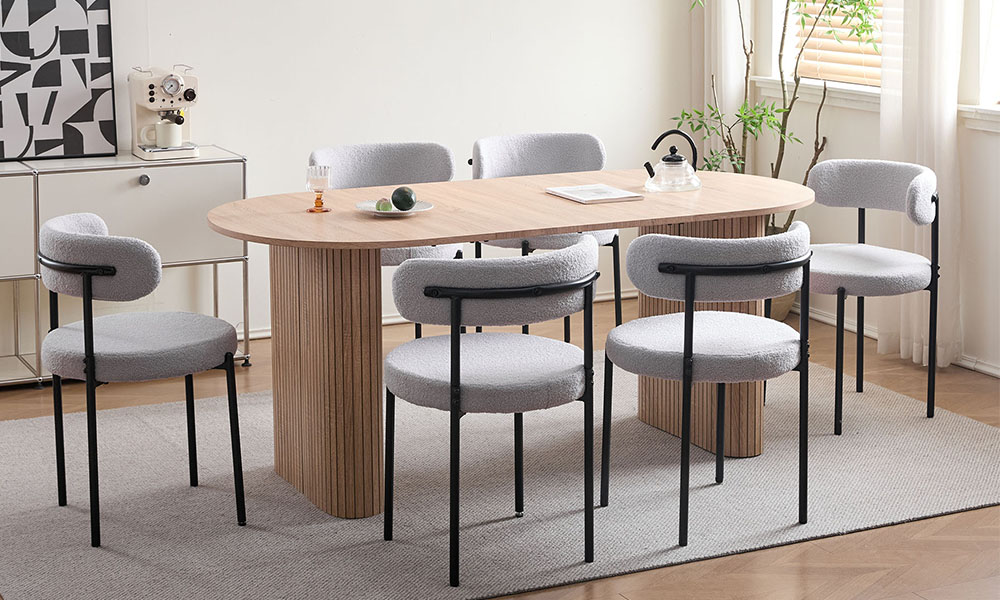 La silla de comedor gris claro con acolchado suave se adapta a todos los estilos de decoración.
