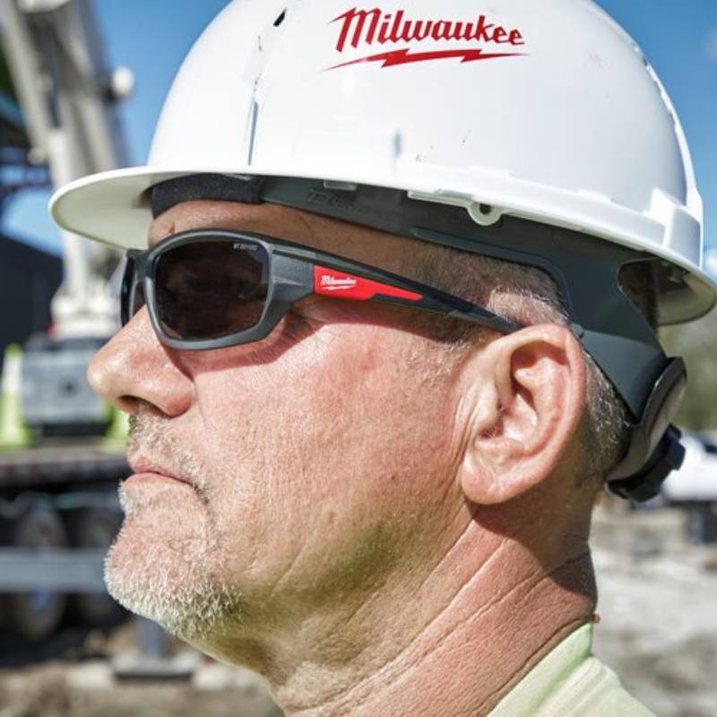 Occhiali di sicurezza scuri Milwaukee PERFORMANCE